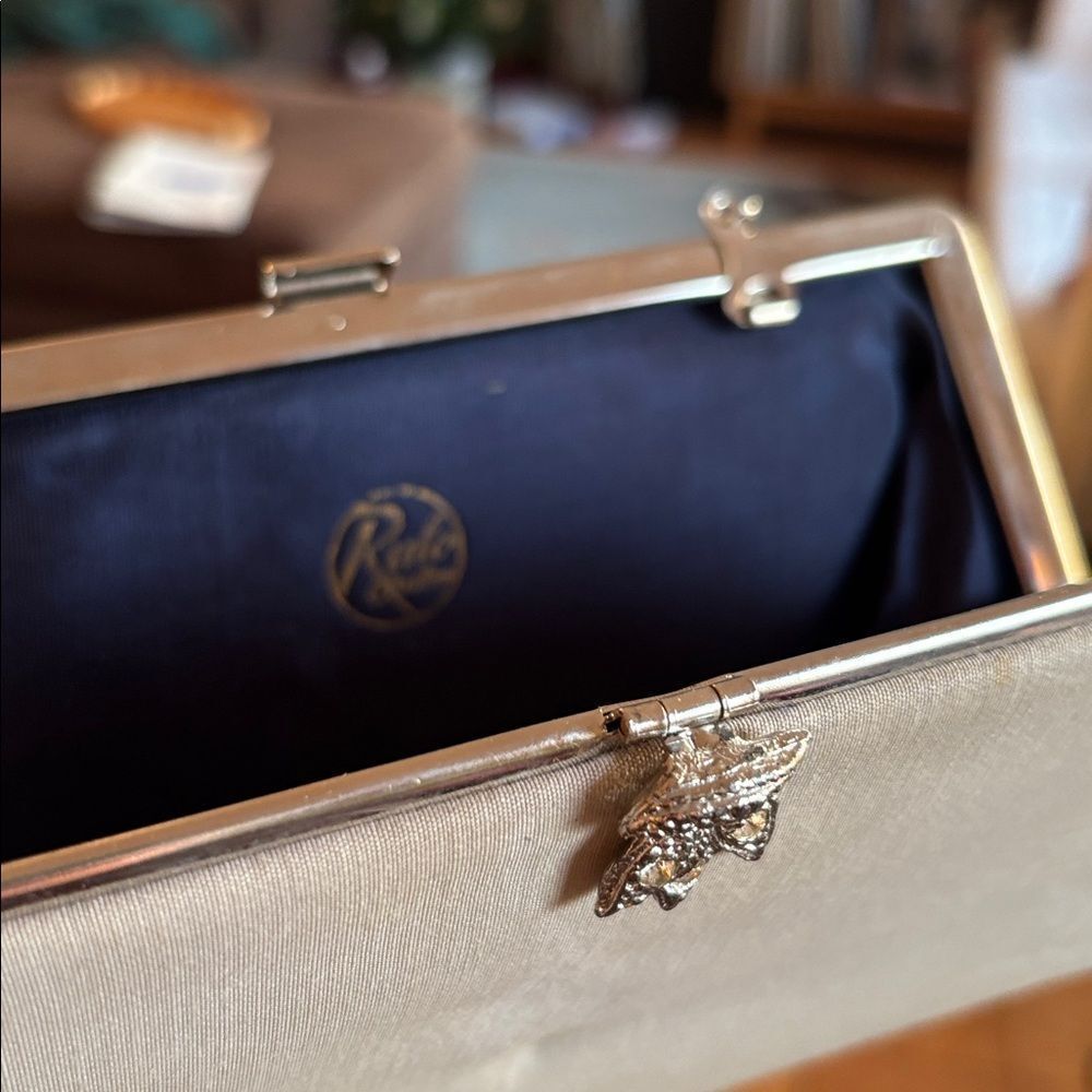 🎀Vintage🎀 Elegant 1960s Cream Clutch Bag with Silver Chain Strap